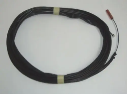 Schwarzes, flexibles Kabel mit einem Temperatursensor an einem Ende. Erhältlich für Daikin Produkte, möglicherweise zur Verwendung in Heizsystemen.